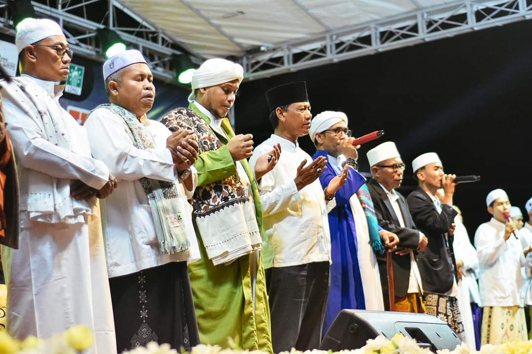 KabarKetapang - Wakil Bupati Ketapang H. Farhan, SE.,M.Si hadiri Tabligh Akbar Ketapang Bersholawat bersama Majelis Sholawat Darul Murtadha (Milad ke-6), pada Senin (07/08/2023) bertempat halaman di Masjid Agung Al-Ikhlas Ketapang.