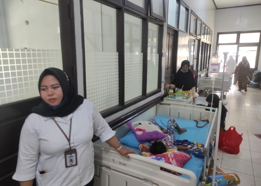 KabarKetapang - Kasus Demam Berdarah Dengue (DBD) melonjak, membuat ruang perawatan Rumah Sakit Agoesdjam (RSUD) dr. Agoesdjam Ketapang dipenuhi pasien.