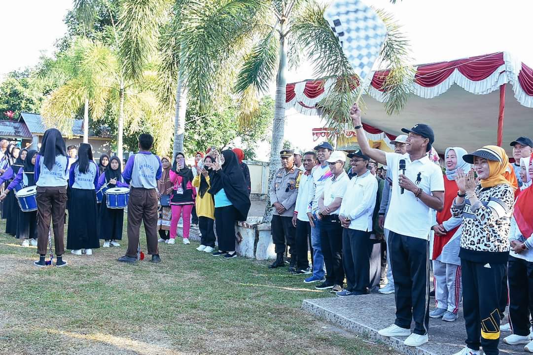 KabarKetapang - Wakil Bupati Ketapang H. Farhan, SE.,M.Si melepas Kegiatan Jalan Santai dalam rangka Menyambut HUT ke-78 Kemerdekaan Republik Indonesia, pada Minggu (13/08/2023) bertempat di Halaman Kantor Camat Benua Kayong.