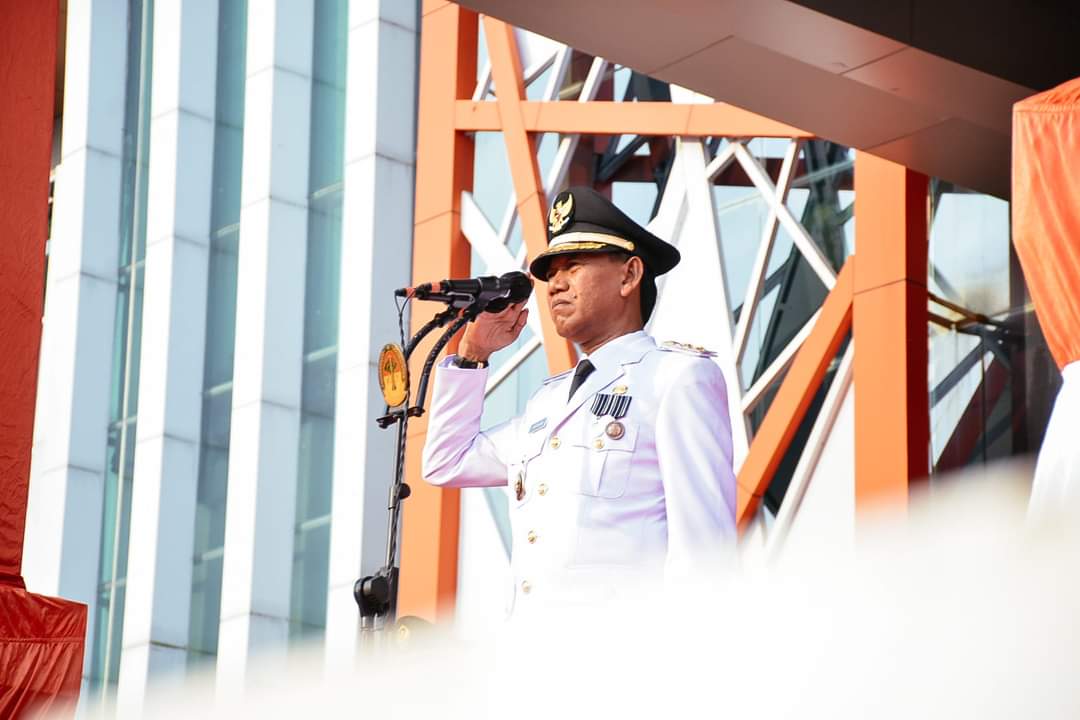 KabarKetapang - Wakil Bupati Ketapang H. Farhan, SE.,M.Si menjadi Inspektur Upacara Penurunan Bendera Merah Putih Peringatan Hari Ulang Tahun ke-78 Kemerdekaan Republik Indonesia, pada Kamis (18/082023) bertempat di Halaman Kantor Bupati Ketapang.