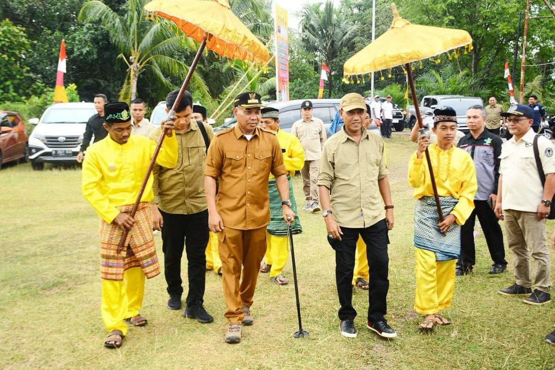 Gambar Kedatangan Bupati Ketapang Martin Rantan (kiri) dan Wakil Bupati Ketapang Farhan (kanan) dipayungi para penyambut dengan pakaian khas melayu. (IS) 