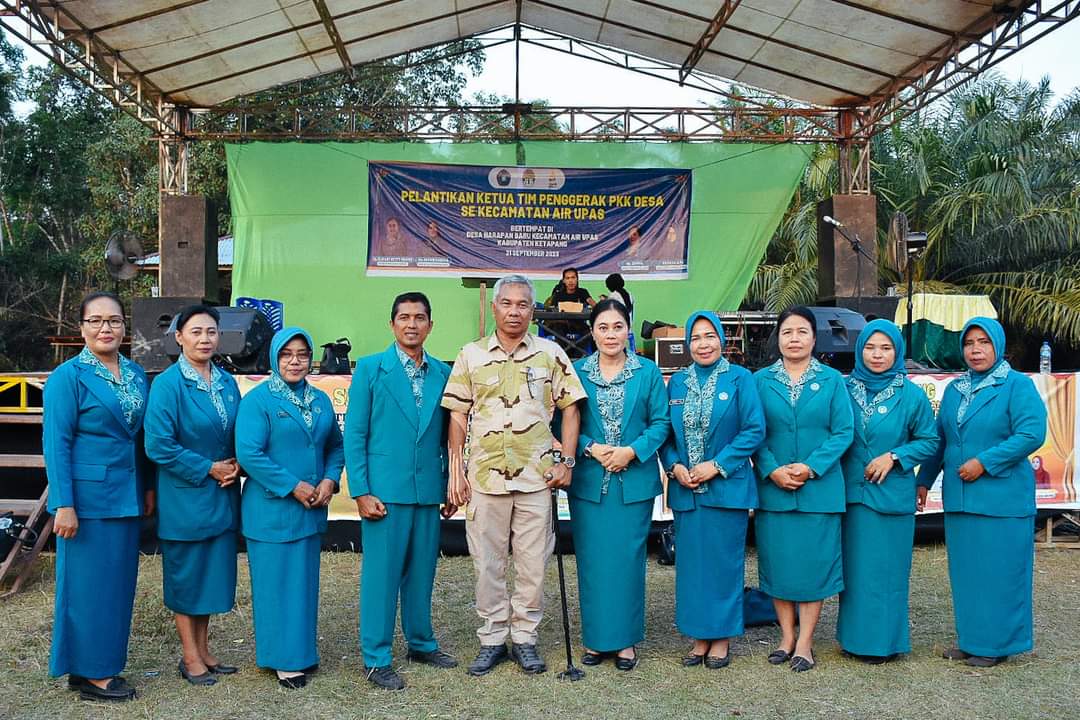 Foto Bersama Bupati Ketapang, Ketua TP KK Ketapang dan Pengurus PKK Kecamatan Air Upas. (IS) 