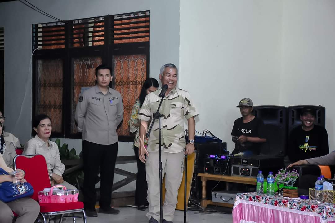 Gambar Bupati Ketapang Martin Rantan Saat Ramah Tamah Dengan Masyarakat Marau. (IS) 