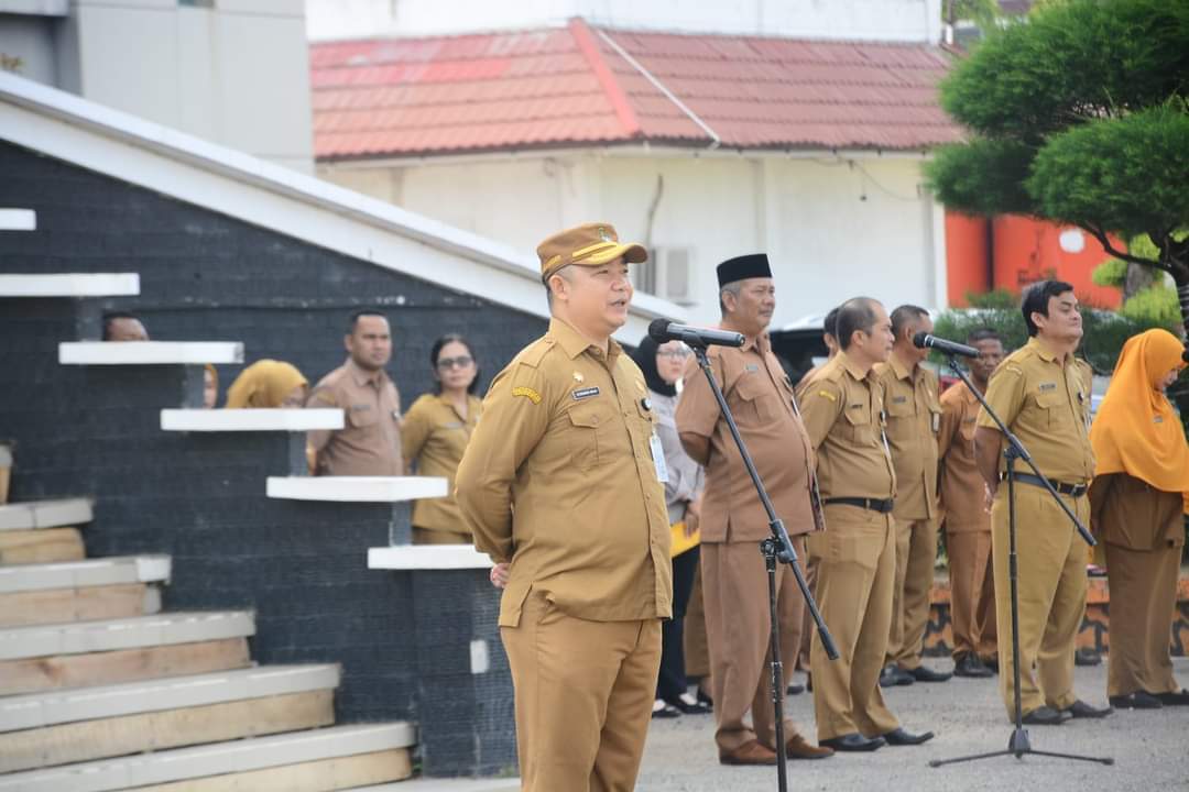 Gambar Sekda Ketapang Alexander Wilyo Saat Memberikan Amanat Pada Apel Pagi di Halaman Kantor Bupati Ketapang. (IS) 
