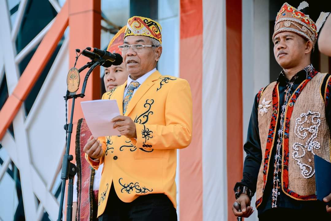 KabarKetapang - Bupati Ketapang Martin Rantan, S.H., M.Sos Didampingi Bunda Paud Ketapang Ny. Elizabeth Betty Martin Resmi Membuka Acara Memperingati HUT HIMPAUDI (Himpunan Pendidik dan Tenaga Kependidikan Anak Usia Dini Indonesia) se-Kalimantan Barat yang ke-XVIII, pada Sabtu (02/09/2023) Bertempat di Halaman Kantor Bupati Ketapang.
