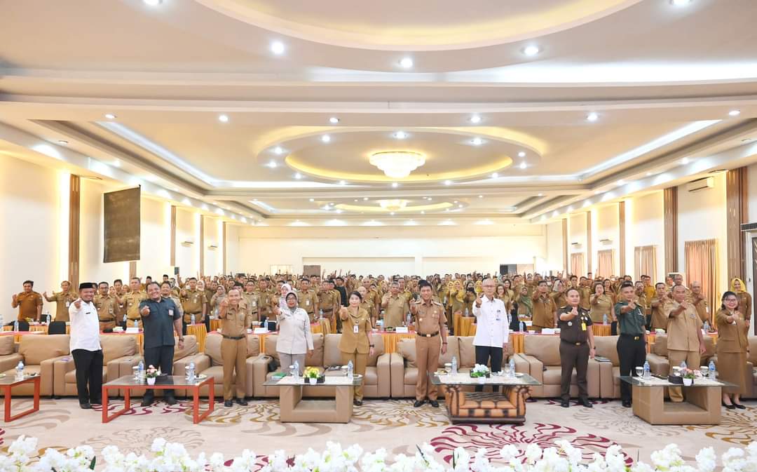 KabarKetapang - Wakil Bupati (Wabup) Ketapang H. Farhan melakukan rapat koordinasi percepatan penurunan stunting yang digelar Pemerintah Kabupaten Ketapang melalui Dinas Sosial Pemberdayaan Perempuan Perlindungan Anak dan Keluarga Berencana bersama ratusan Kepala Desa se-kabupaten Ketapang para camat, dan para kepala Puskesmas di Hotel Borneo Ketapang, Senin (4/9/2023) pagi.
