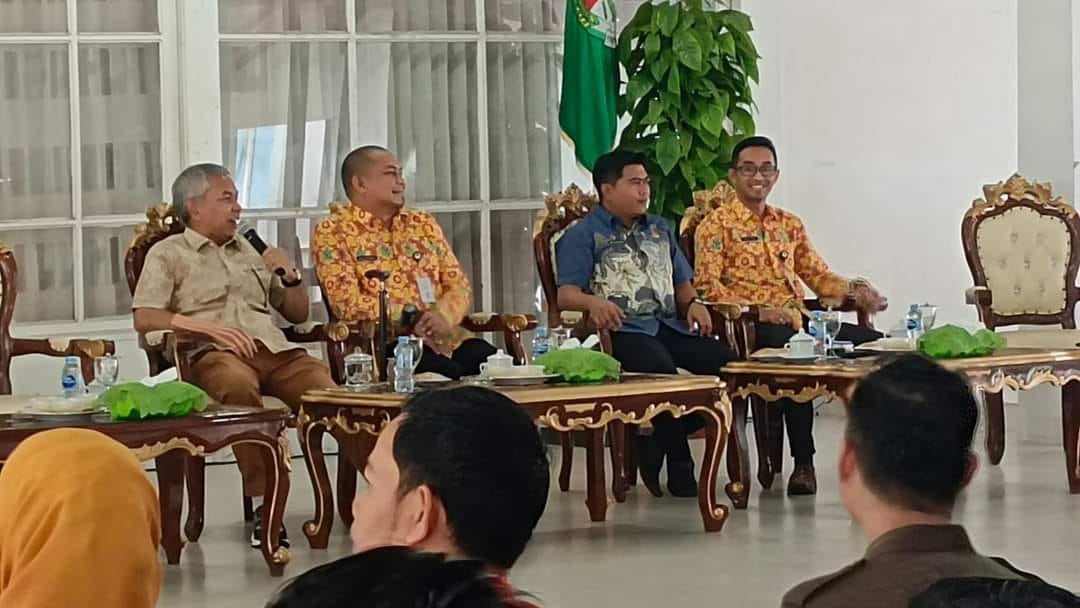 KabarKetapang - Dalam agenda rapat pemantapan persiapan gawai akbar daerah "Napak Tilas" Ketapang yang akan digelar pada 23-28 Oktober 2023 mendatang, Bupati Ketapang kumpulkan para personel tenaga kontrak di lingkungan Pemkab Ketapang yang tergabung dalam susunan kepanitiaan Napak Tilas, di Pendopo Bupati, pada Kamis (7/9/23