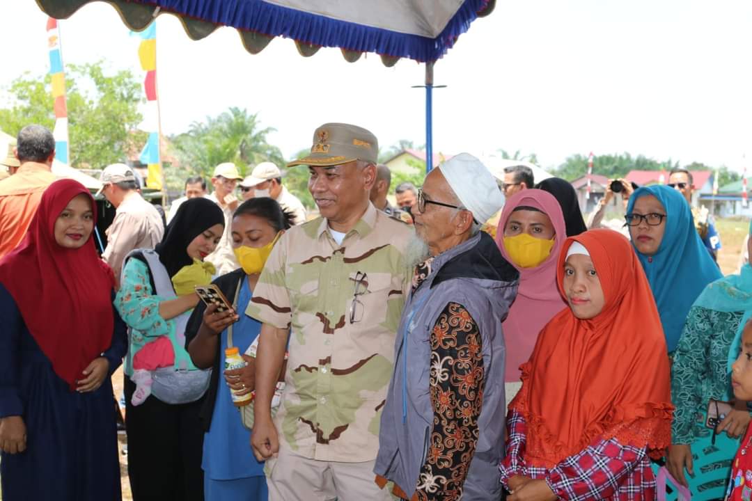 Gambar Bupati Ketapang Martin Rantan (ditengah) Bersama Warga. (IST)