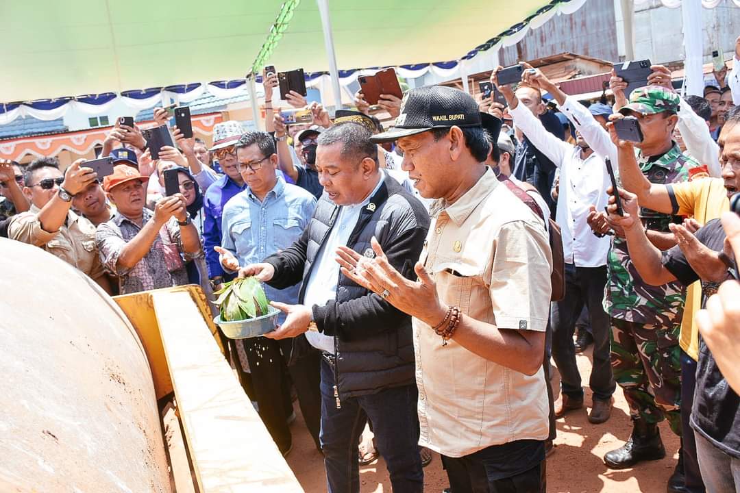 Gambar Wakil Bupati Ketapang Farhan Bersama Anggota DPR RI Boyman Harun Dalam Kegiatan. (IST)