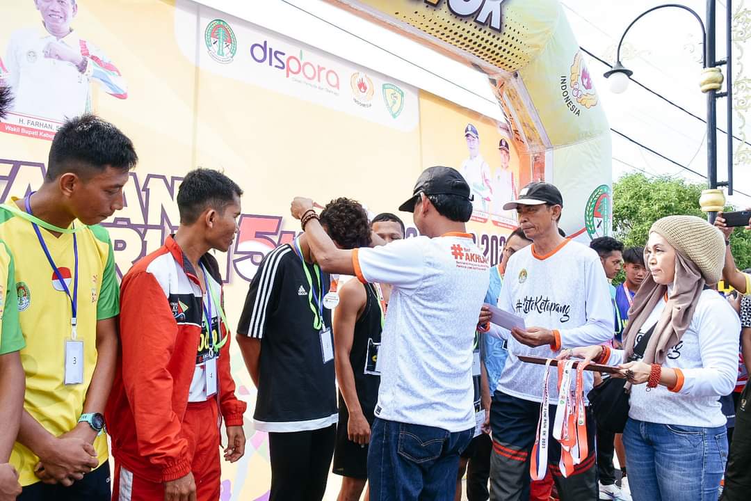 Gambar Wakil Bupati Ketapang Saat Mengkalungkan Peserta Fun Run 5K Ketapang. (IST)