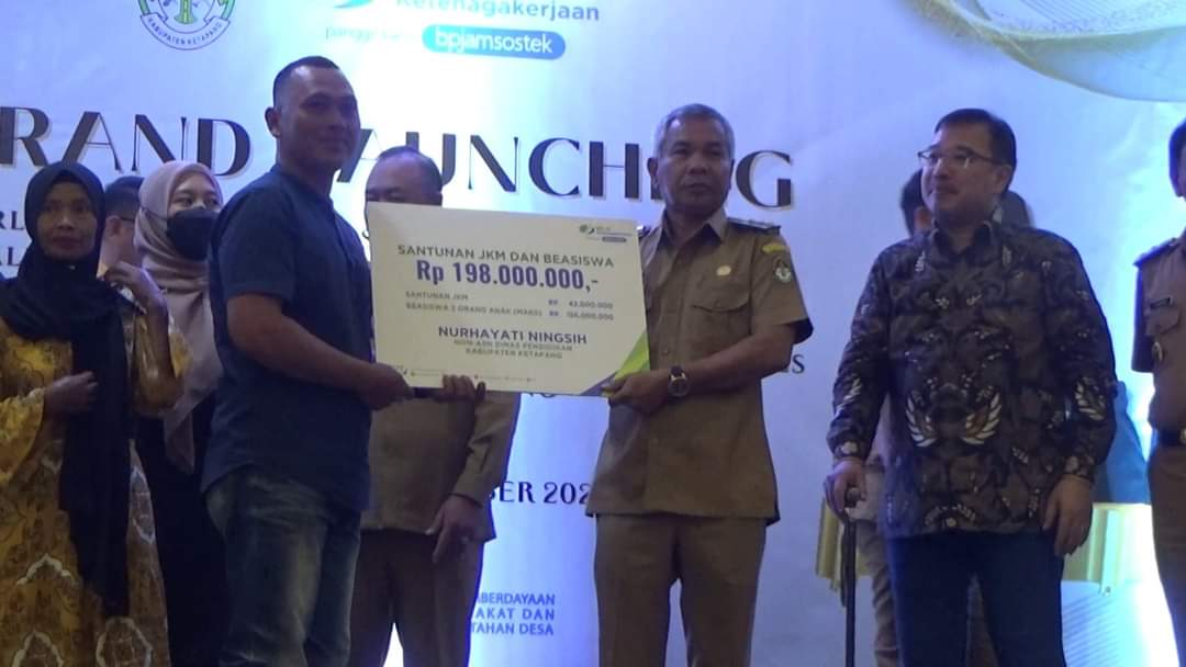 Gambar Bupati Ketapang Martin Rantan dan Kepala BPJS Ketapang Saat Memberikan Saat Memberikan Santunan JKM dan Beasiswa Kepada Nurhayati Ningsih. (IST)