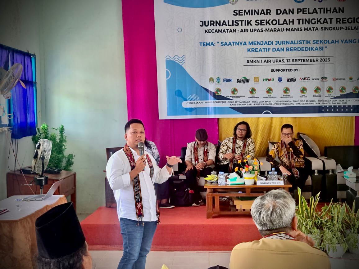 Gambar Ketua AJK Theo Bernadhi Menyampaikan Materi. (IS..)