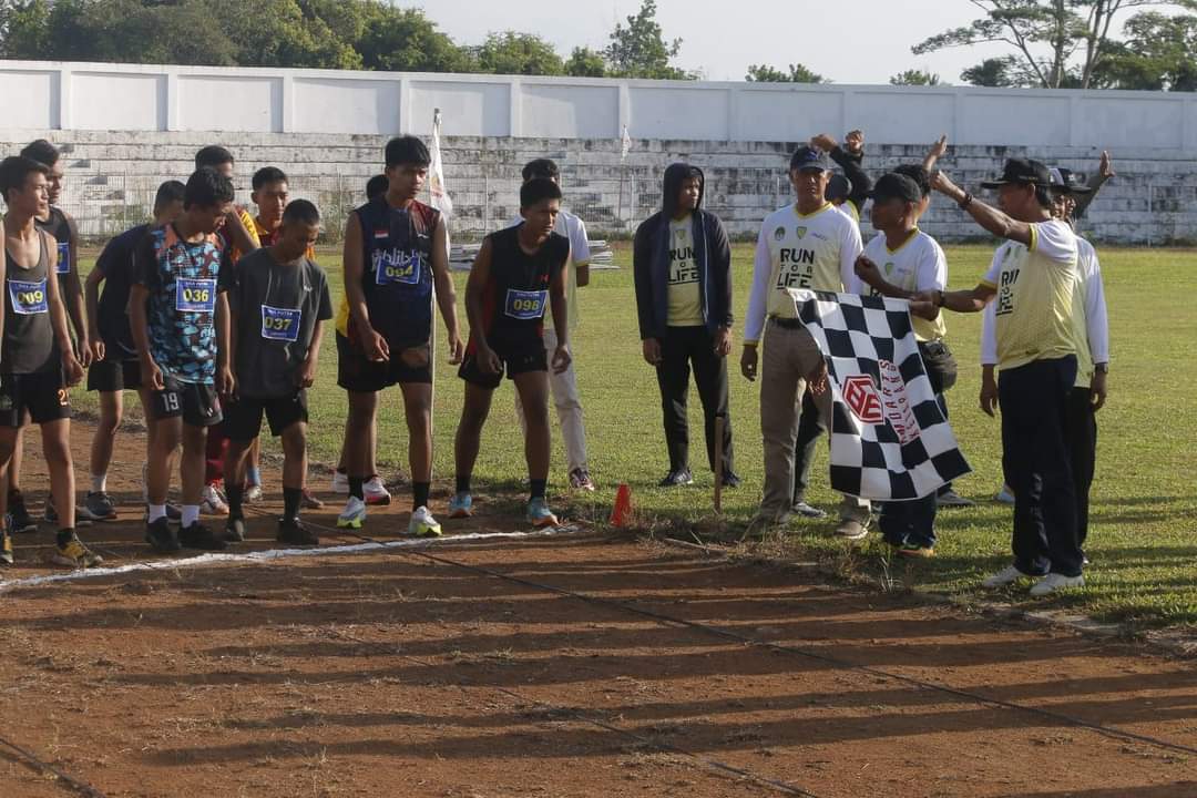 Gambar : Wakil Bupati Ketapang Farhan melepas peserta lari 1.500 meter putra tingkat SMA