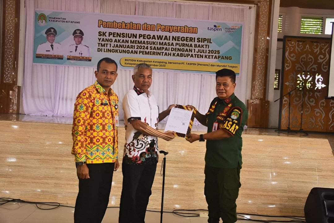 Gambar Bupati Ketapang Martin Rantan (sebelah kiri) Memberikan SK Pensiun Kepada Kasat Pol PP Ketapang Muslimin. (IST)