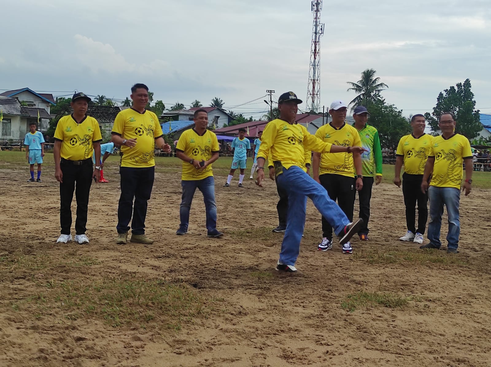Gambar Wakil Bupati Ketapang Farhan Menendang Bola Sebagai Tanda Dibukanya Turnamen. (IS) 