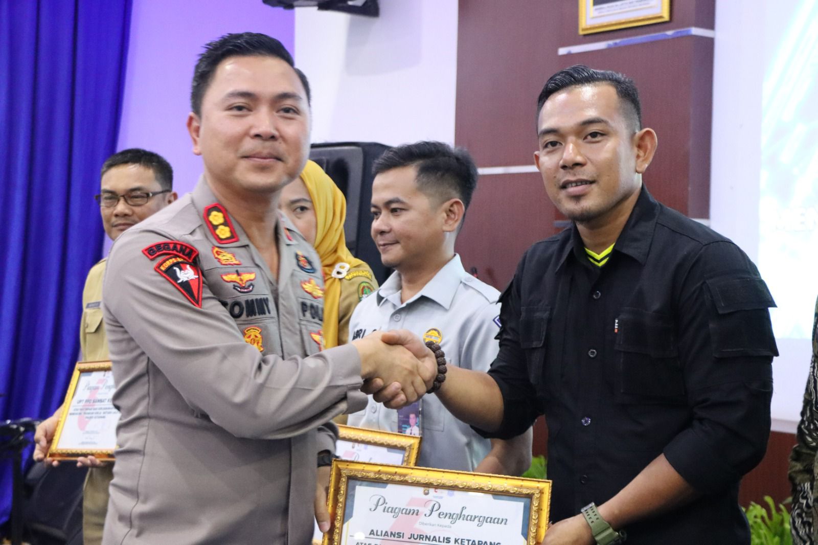 Gambar Kapolres Ketapang (kiri) Memberikan Piagam Kepada AJK di Wakili Bendahara AJK. (IST) 