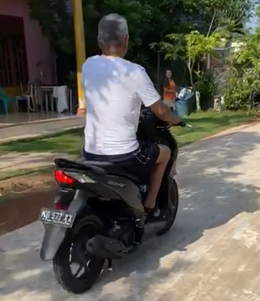 Gambar Bupati Ketapang Martin Rantan Saat Mengendarai Sepeda Motor Dilingkungan Kediamannya. (IS) 