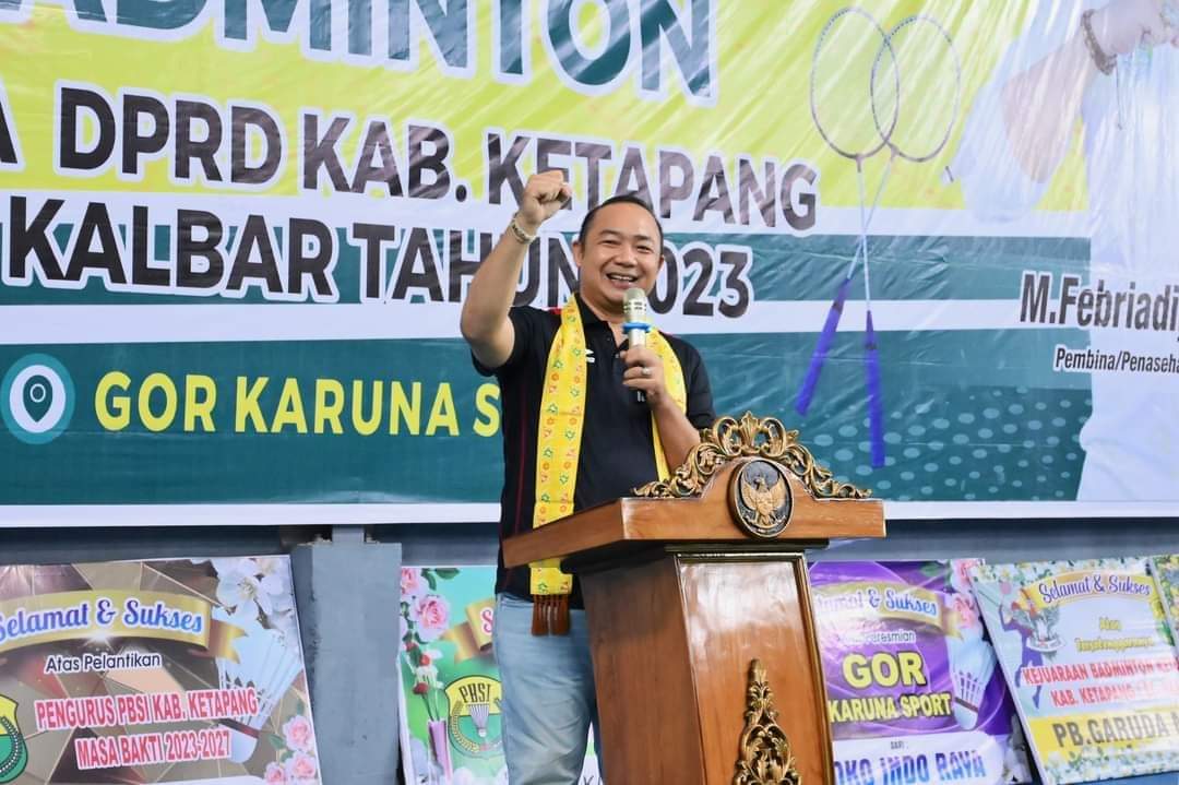 Gambar Sekda Ketapang Alexander Wilyo Saat Membuka Open Turnamen Badminton Piala Ketua DPRD Ketapang.(IS) 