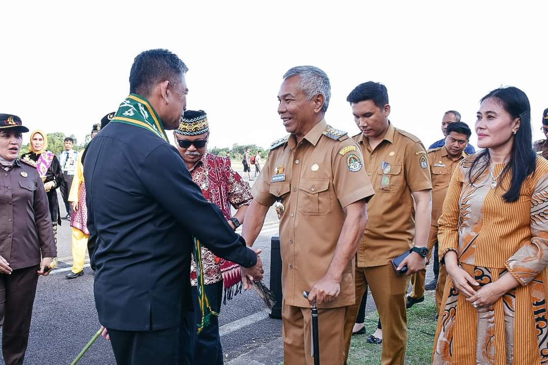 Gambar Kajati Kalbar (kiri) Sedang Bersalaman Dengan Bupati Ketapang (kanan) Yang Didampingi Istri. (IS) 