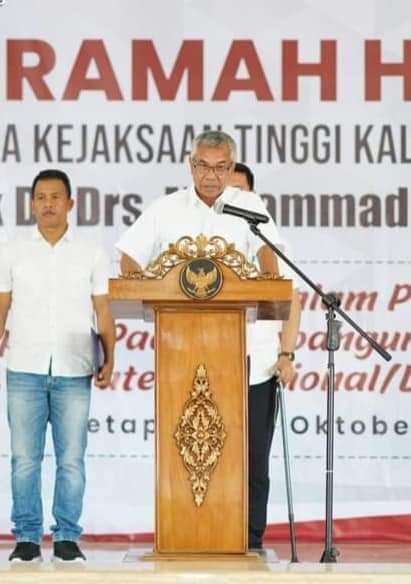 Gambar Bupati Ketapang Martin Rantan Saat Memberikan Kata Sambutan Pada Acara Ceramah Hukum Kajati Kalbar. (IS) 