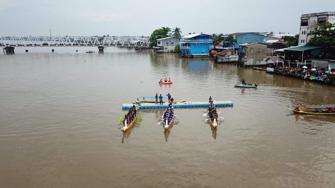 Gambar Peserta Lomba Dayung Perahu Naga. (IS) 