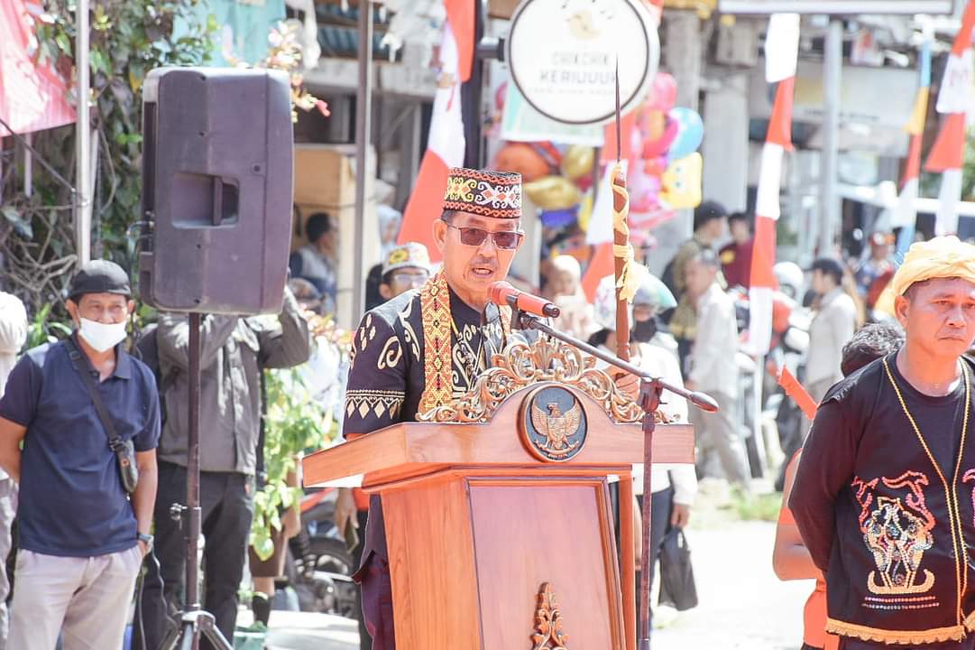 Gambar Ketua Panitia 1 Heronimus Tanam Saat Berpidato Pada Acara Ritual Tolak Bala di Tugu Perdamaian. (IS) 