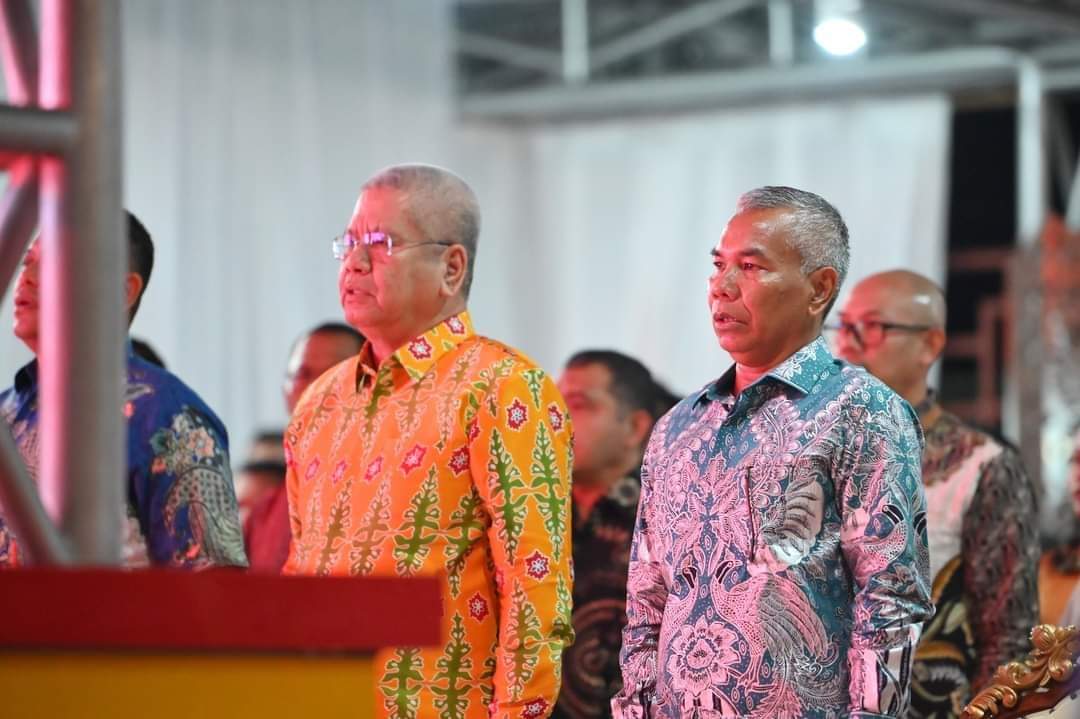 Gambar Pj Gubernur Kalbar dr. Horisson (kiri) Bersama Bupati Ketapang Martin Rantan (kanan) Saat Menyanyikan Lagu Indonesia Raya. (IS) 