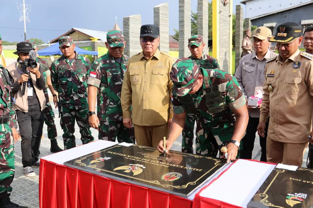 Gambar Pangdam XII Tanjungpura Saat Menandatangi Peresmian Tugu Juang, Didampingi Pj. Gubernur Kalbar (kiri) dan Bupati Ketapang (kanan). (IS) 