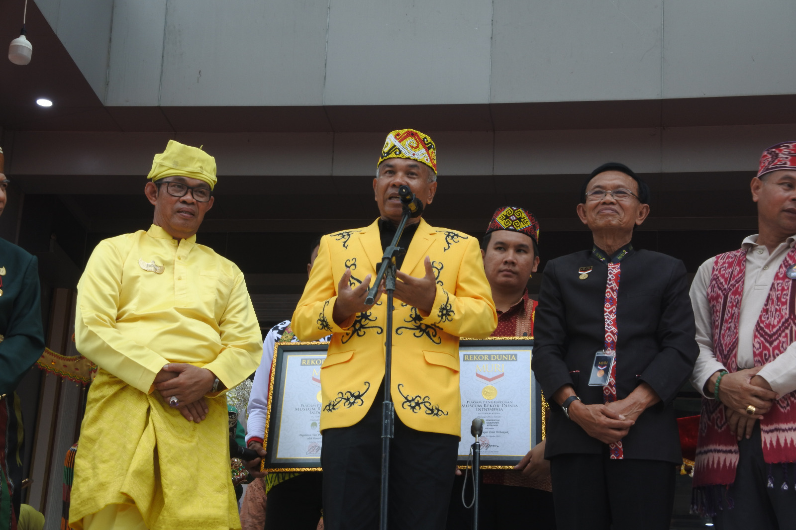 Gambar Bupati Ketapang Martin Rantan Saat Berpidato Pada Acara Tarian Kolosal Yang Pecahkan Rekor MURI. (IS) 