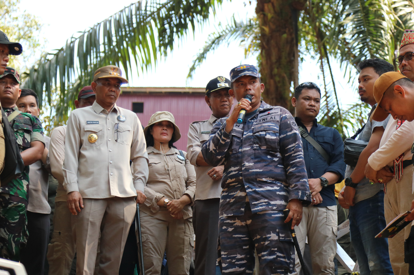 Gambar Danlanal Ivan Halim Bersama Bupati, Wakil Bupati Ketapang dan Unsur Forkopimda Saat Melepas Rombongan Susur Sungai. (IS) 