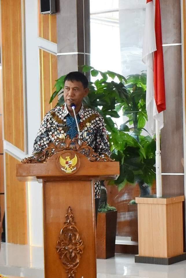 Gambar Wakil Bupati Farhan Saat Memberikan Kata Sambutan Kepada Penerima Hibah Pemkab Ketapang. (IS) 