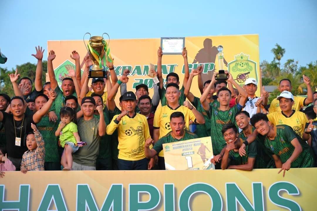 Gambar Wakil Bupati Ketapang dan Ketua IKKRAMAT Saat Foto Bersama Kesebelasan Kodim FC. (IS) 