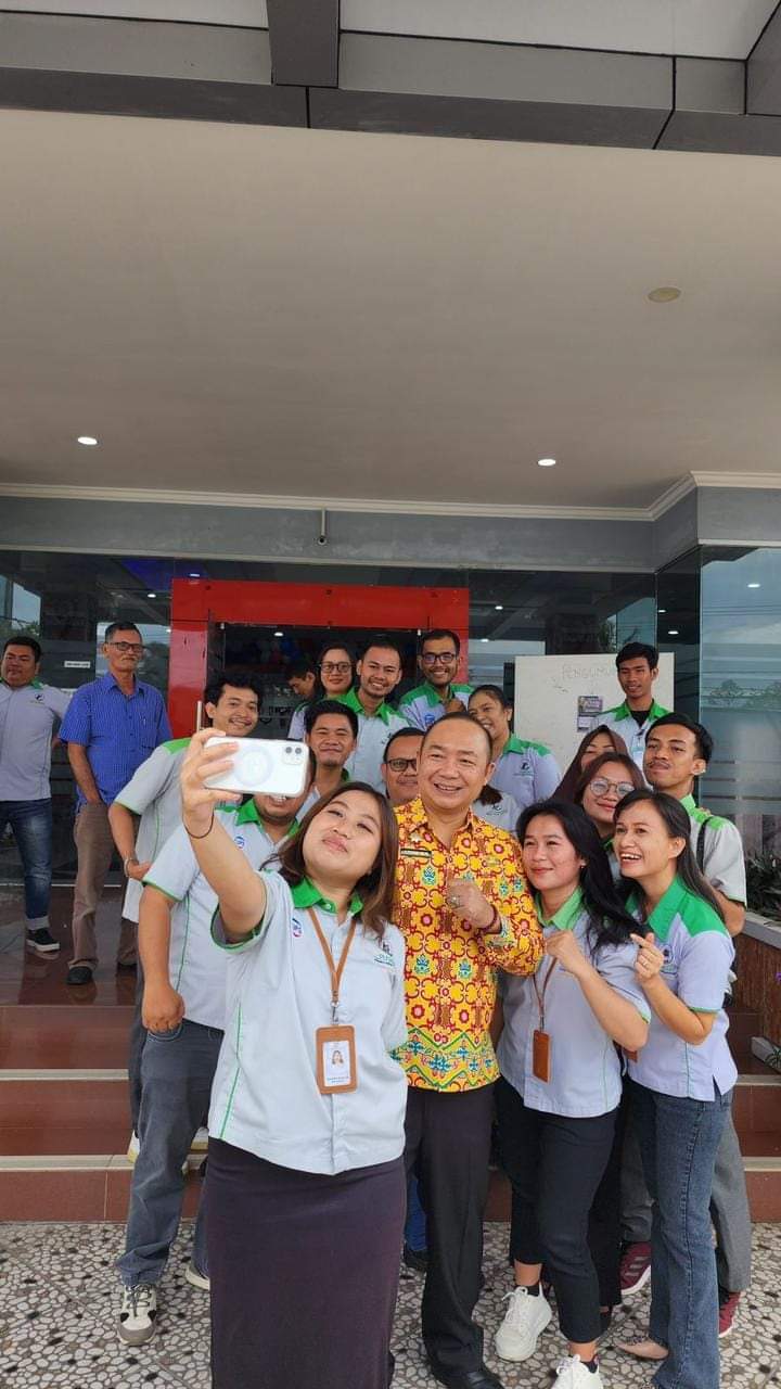 Gambar Sekda Ketapang Foto Bersama Karyawan CU Pancur Kasih. (IS) 