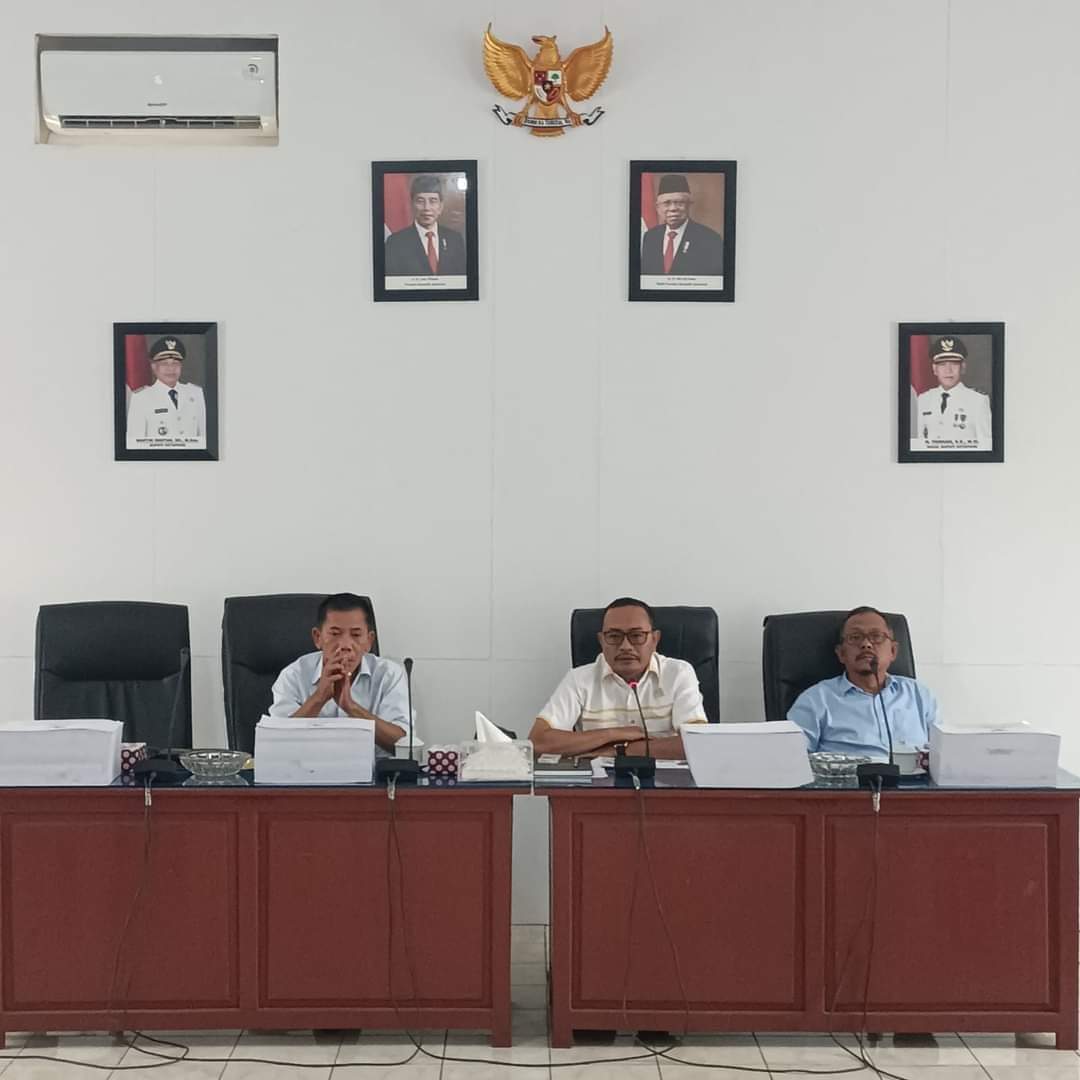 Gambar Ketua DPRD Ketapang Didampingi Wakil Ketua II dan Wakil Ketua III DPRD Ketapang. (IS) 