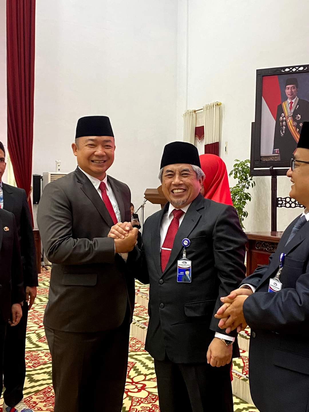 Gambar : Sekda Ketapang Berjabat Tangan Dengan Kepala BPKP Yang Baru Dilantik. (IST) 