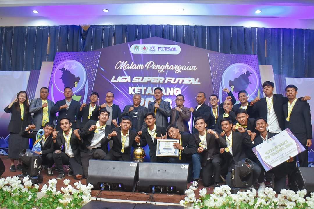 Gambar : Bupati Ketapang Foto Bersama Tim Juara Liga Super Futsal Ketapang. (IST) 