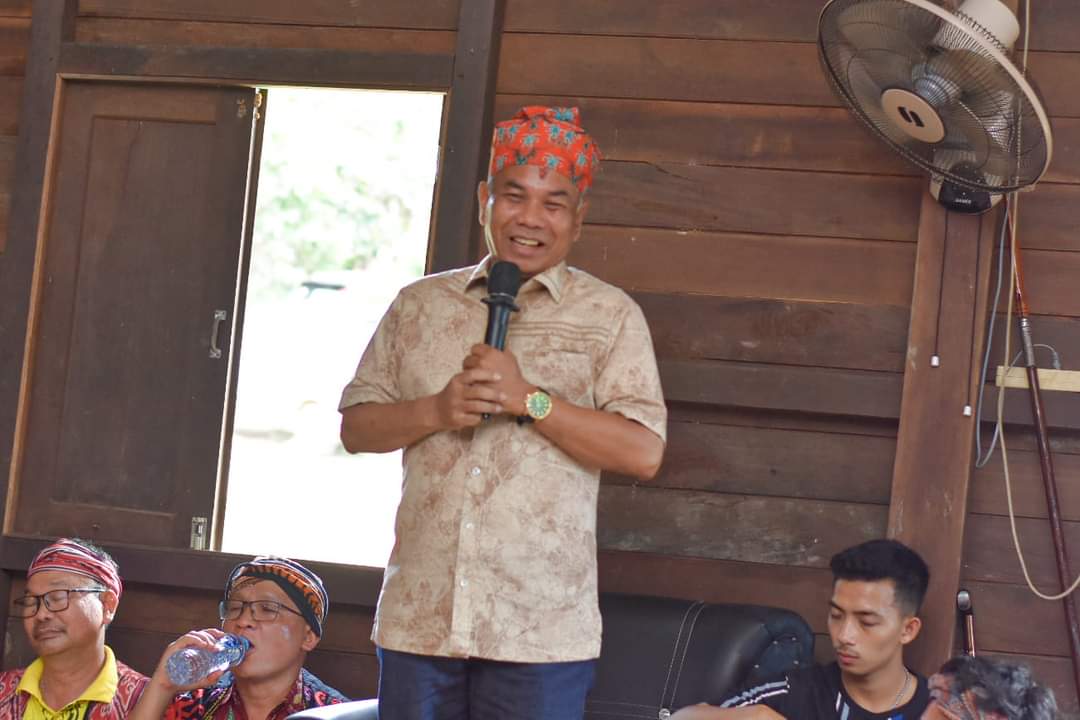 Gambar : Bupati Ketapang Saat Hadiri Pemberian Gelar Adat Di Desa Batu Tajam Tumbang Titi. (IST) 