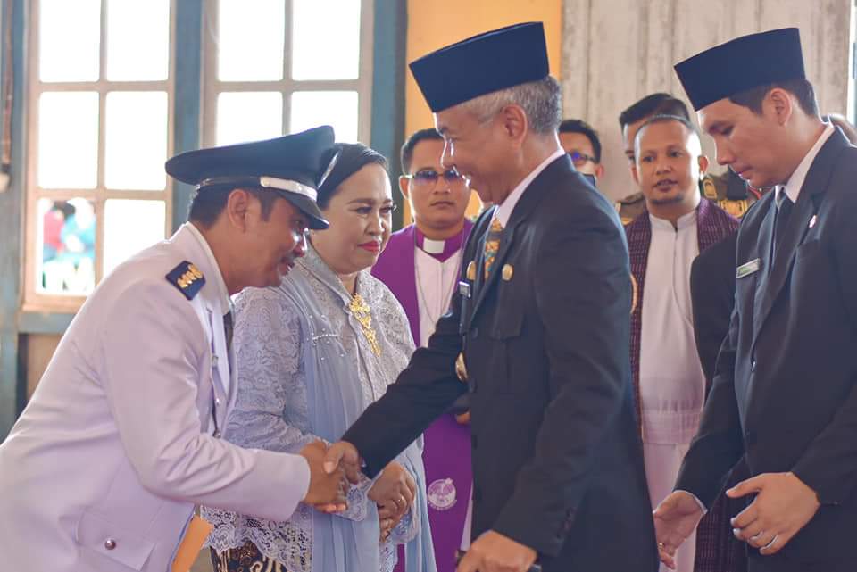 Gambar : Bupati Ketapang Bersalaman Dengan Camat Jelai Hulu Yang Dilantik. (IST) 