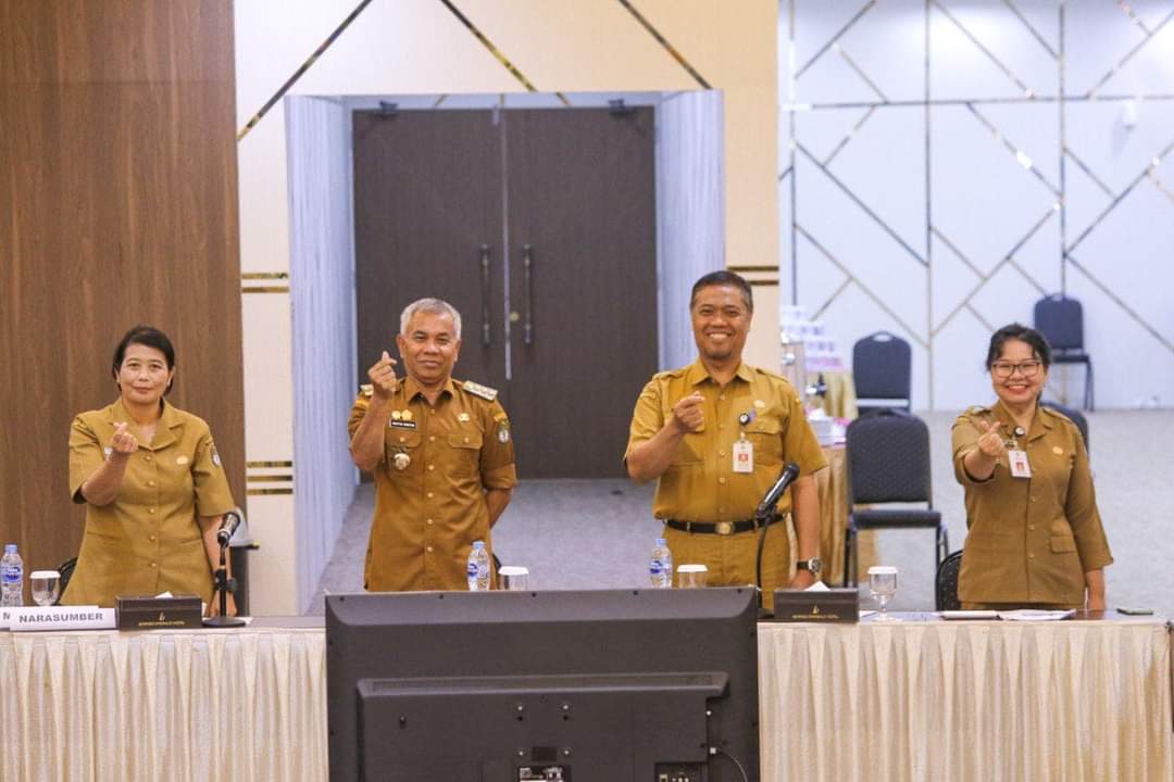 Gambar : Bupati Ketapang Bersama Staf Ahli Bupati Bidang Ekonomi, Keuangan dan Pembangunan. 