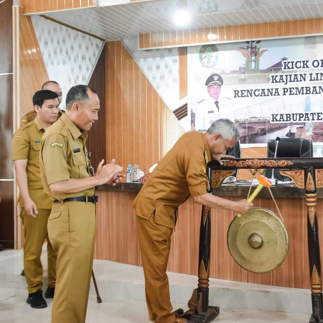 Gambar : Bupati Ketapang Saat Memukul Gong 