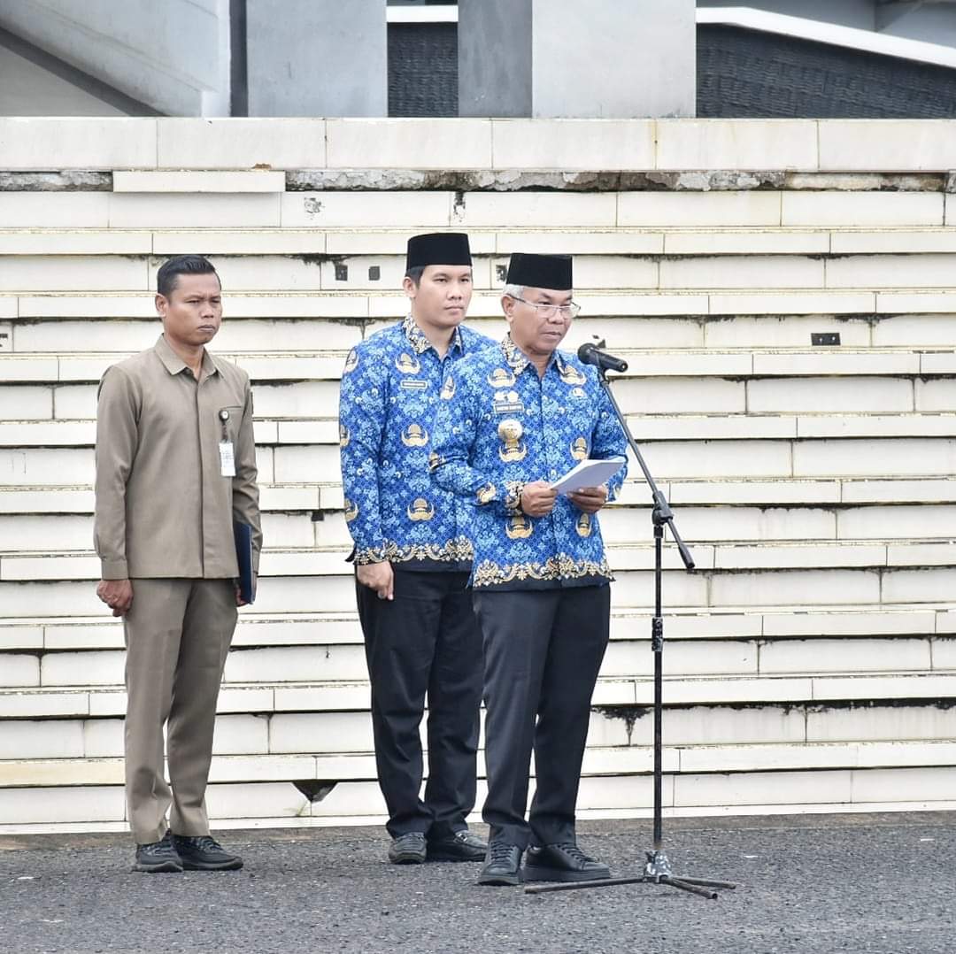 Gambar : Bupati Ketapang Saat Pimpin Apel Gabungan ASN
