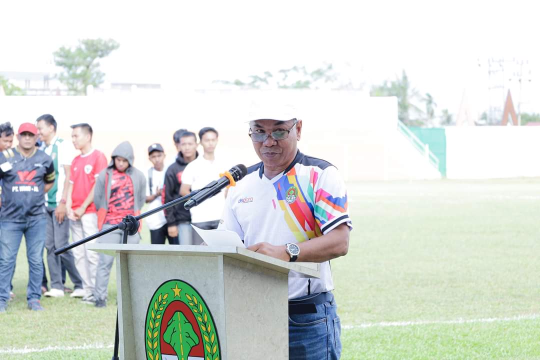 Gambar : Bupati Ketapang Saat Membuka Pertandingan Sepak Bola Piala Bupati Ketapang Tahun 2024 (IST) 