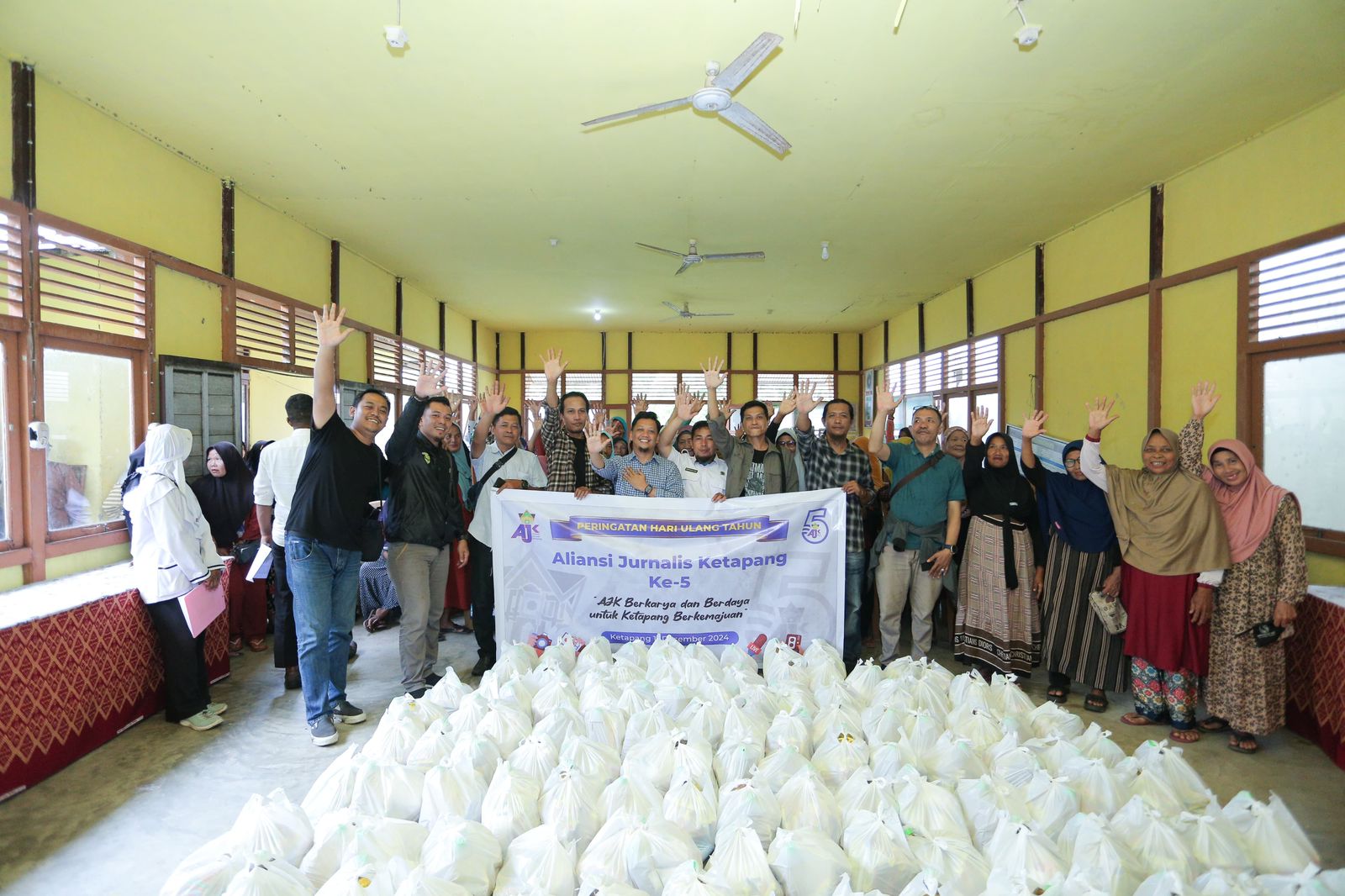 Gambar : Foto Bersama Dengan Masyarakat Penerima Baksos. 