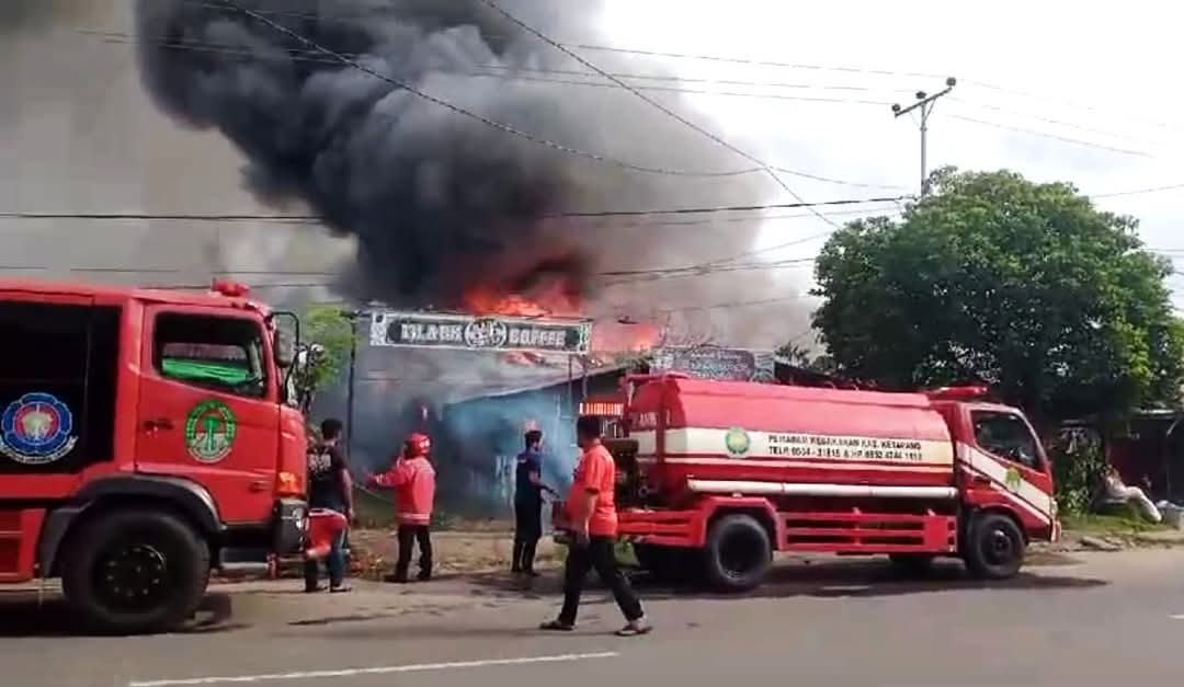 Gambar : Kebakaran Sejumlah Tempat Usaha. (Ist) 