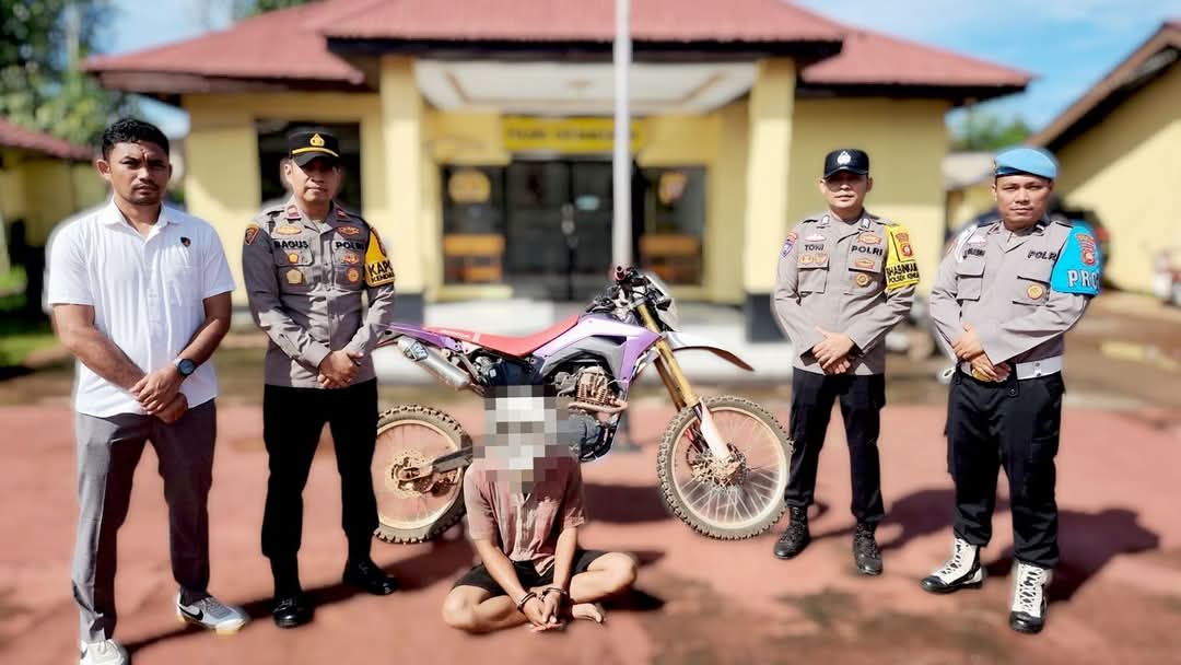 Gambar : Pelaku Saat Diamankan Dimapolsek Kendawangan. (Ist) 