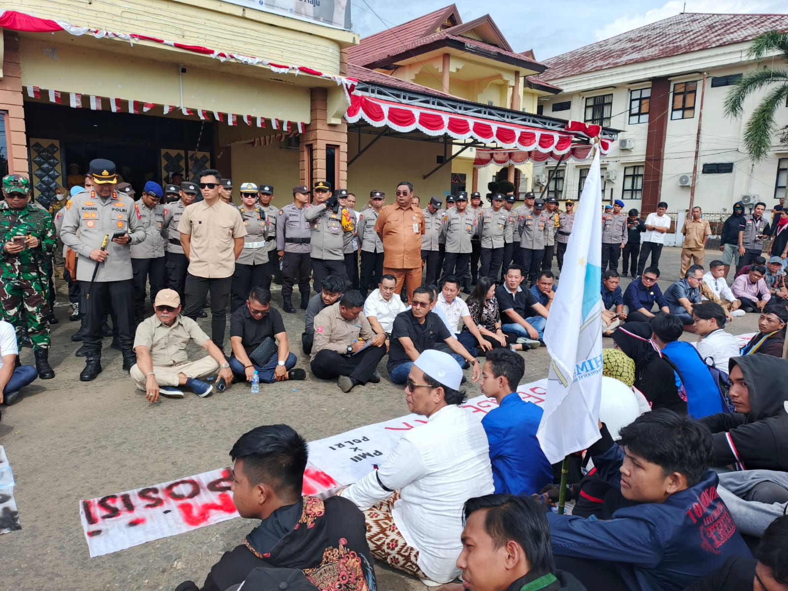 Gambar : Situasi di Halaman Gedung DPRD Ketapang. 