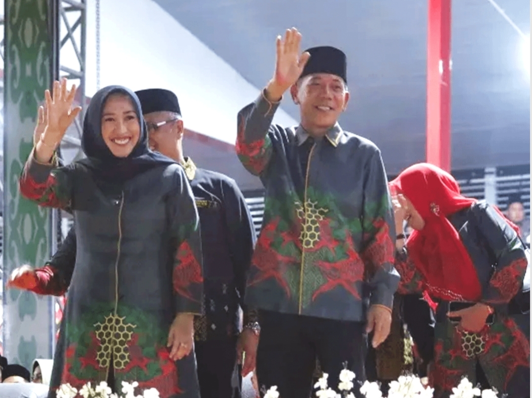Gambar : Wakil Bupati Ketapang Bersama Istri Saat Menyapa Kafilah Ketapang. 