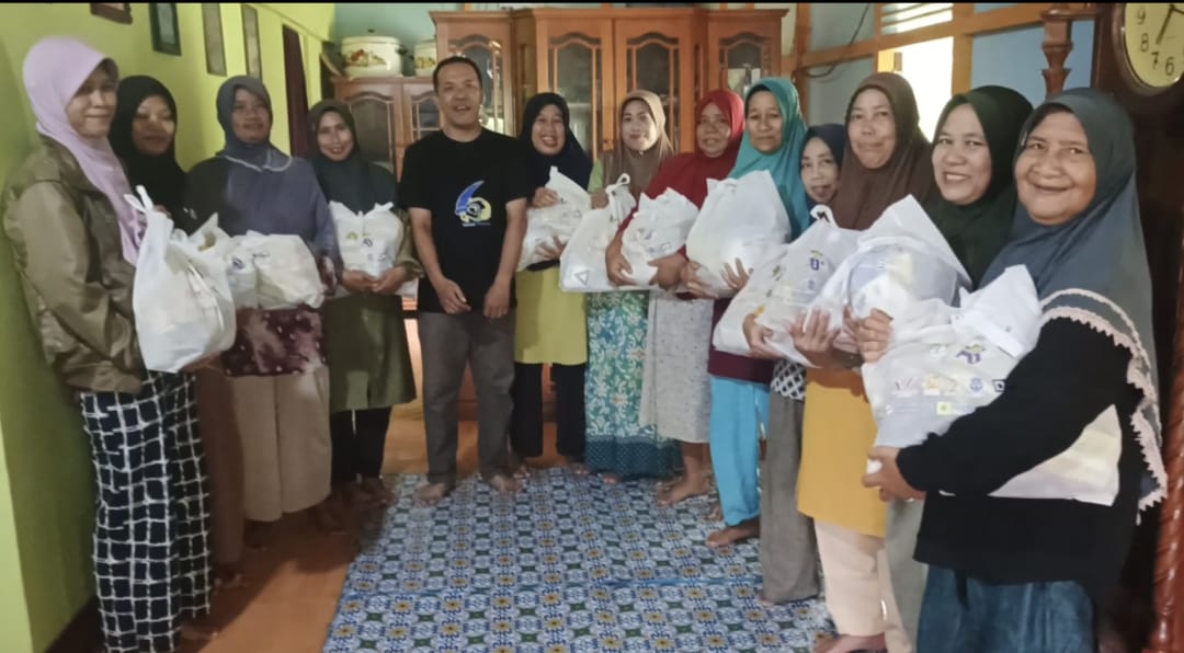 Gambar : Foto Bersama Warga Sui Awan Kiri Pada Saat Pembagian Sembako