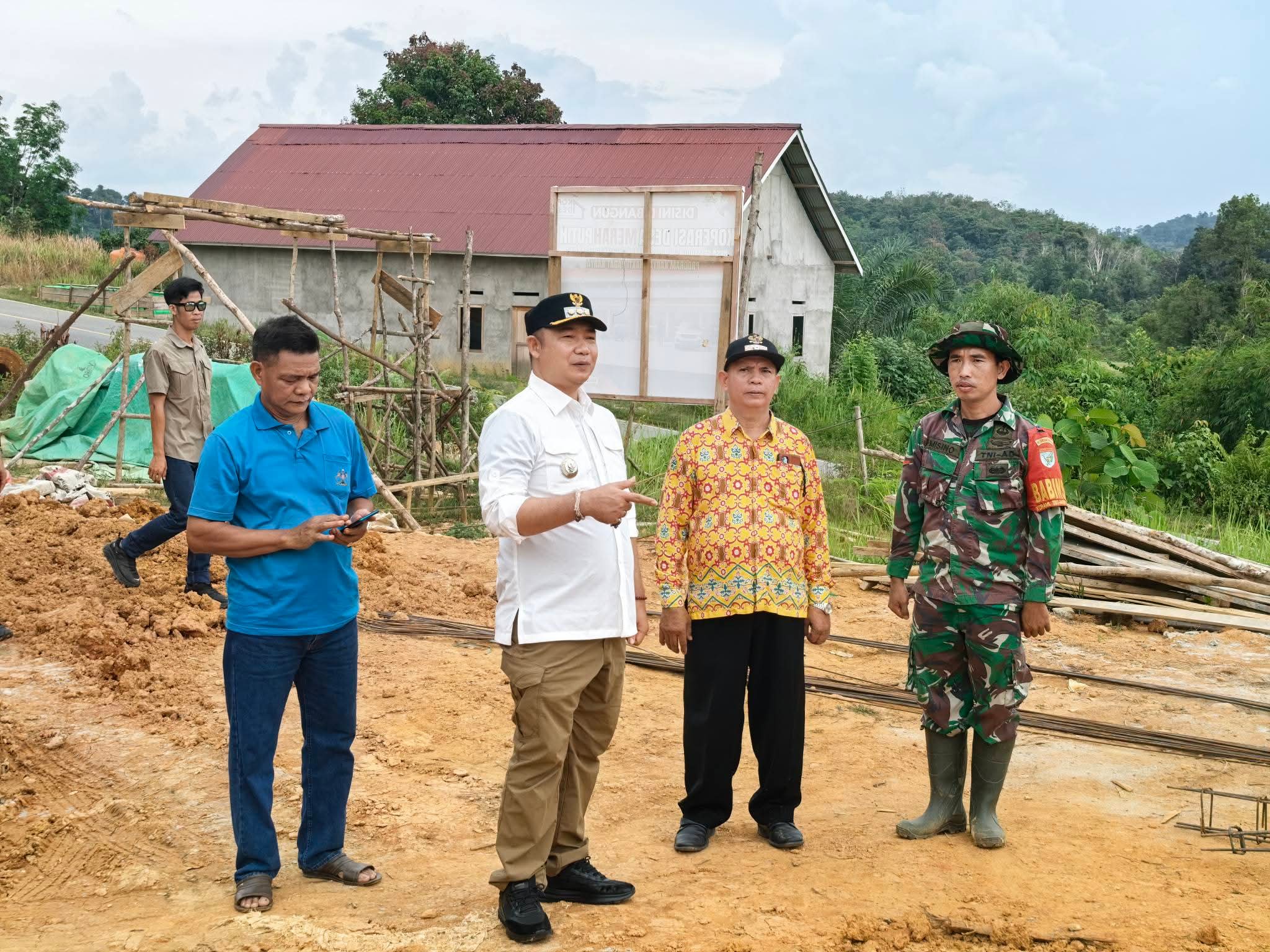 Gambar : Foto Bupati Saat Meninjau Pembangunan KMPD Semandang Kiri. 