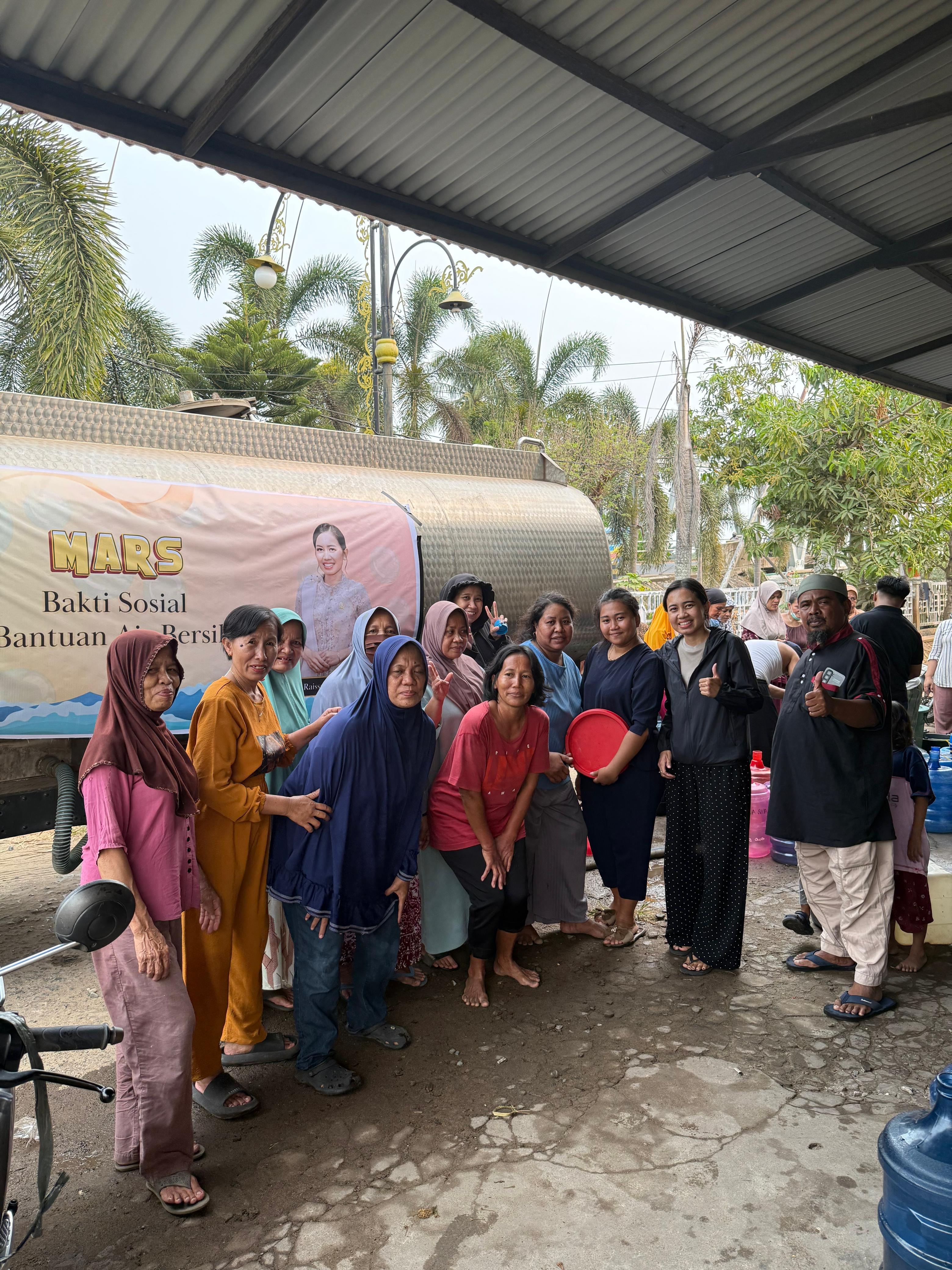 Gambar : Sasa Foto Bersama  Dengan Warga Yang Mendapatkan Air Bersih. (Ist) 